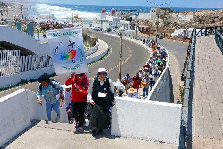 Maestros de ODEC Arequipa peregrinan en el Año Jubilar 2025 hacia Mollendo