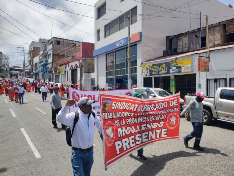 Trabajadores de construcción civil marchan en Mollendo exigiendo mejoras salariales
