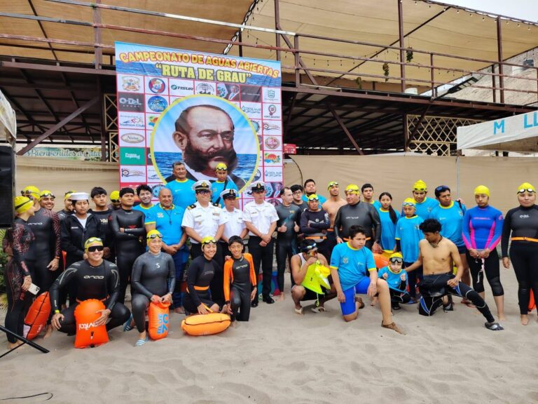 Nadadores rindieron homenaje a Miguel Grau en Mollendo