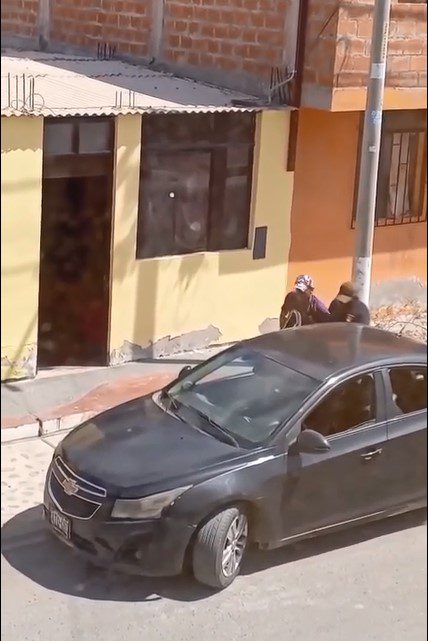 Policía desarticula banda “Los roba casas de la Pampa” en Ilo 1 PNP captura a presuntos ladrones de televisores en auto negro Pampa Inalambrica en plena faena 15102025 4 La Prensa Regional