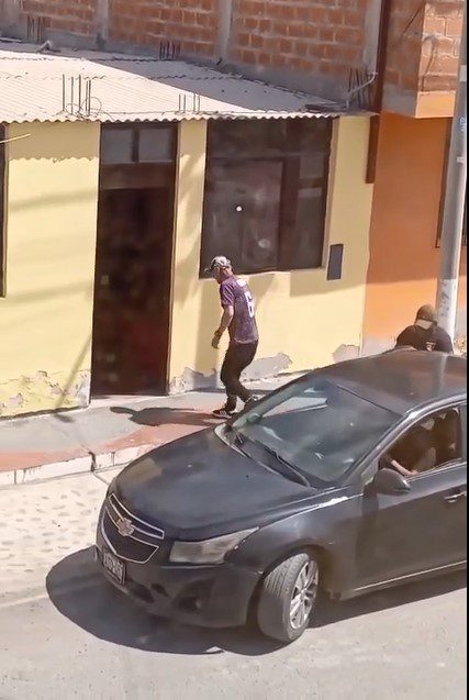 Policía desarticula banda “Los roba casas de la Pampa” en Ilo 2 PNP captura a presuntos ladrones de televisores en auto negro Pampa Inalambrica en plena faena 15102025 5 La Prensa Regional