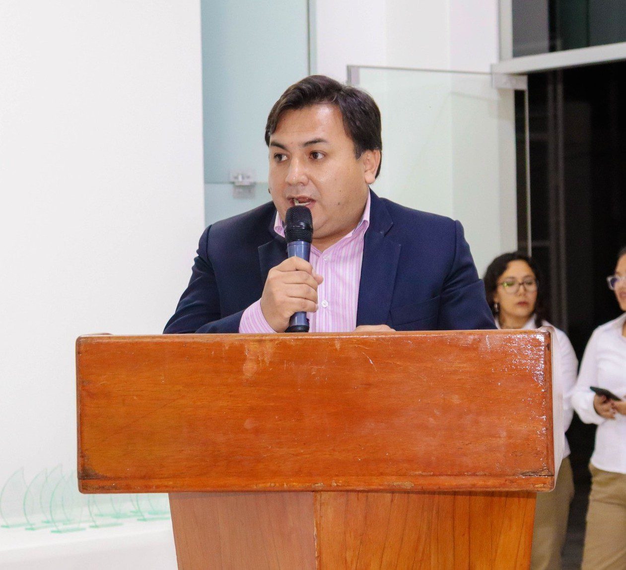 Un viaje lírico hacia los latidos en el horizonte de Mejía 1 Percy Eguiluz presentacion libro Mejia 17102025 La Prensa Regional