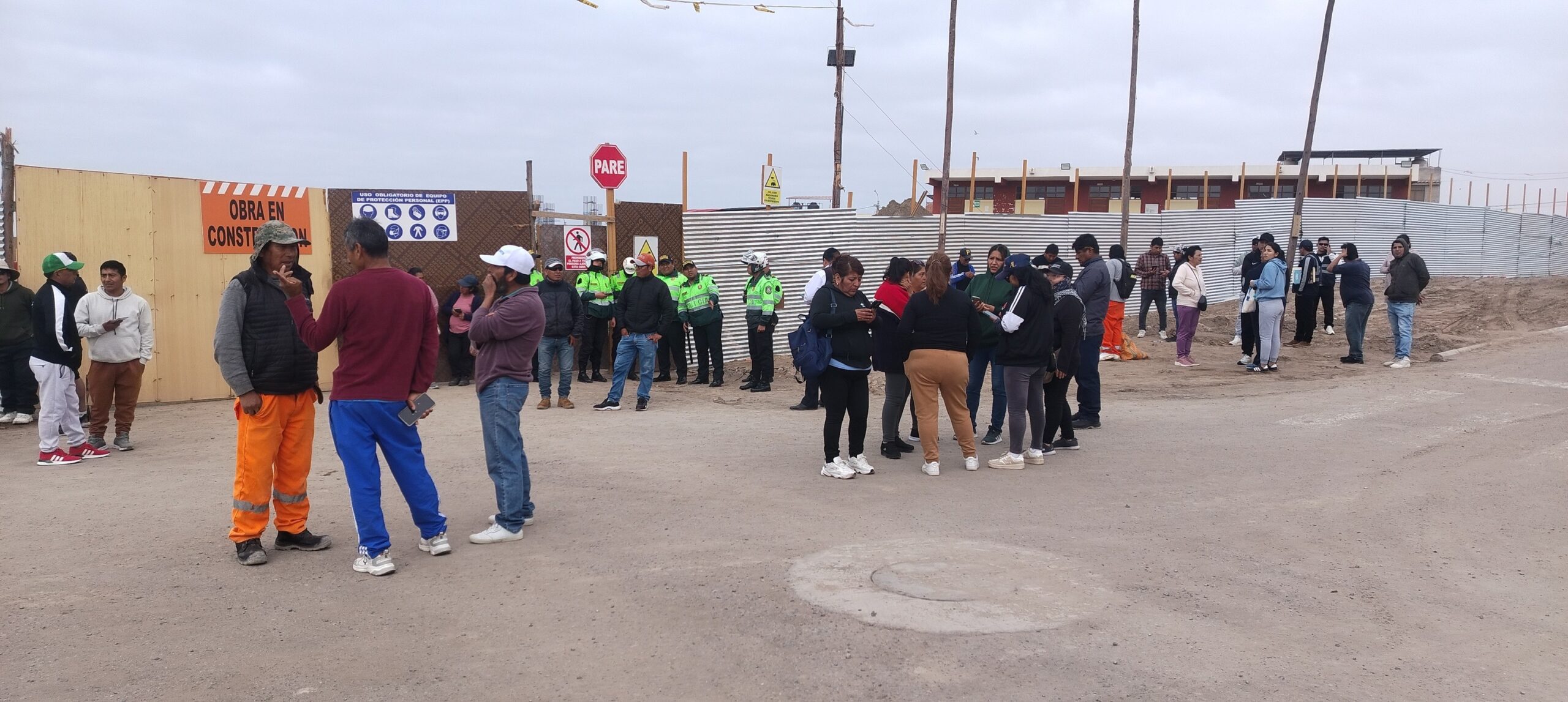 UGEL Islay intercede entre trabajadores y empresa en obra del colegio Mariátegui 1 Planton obra colegio Mariategui 28102025 scaled La Prensa Regional