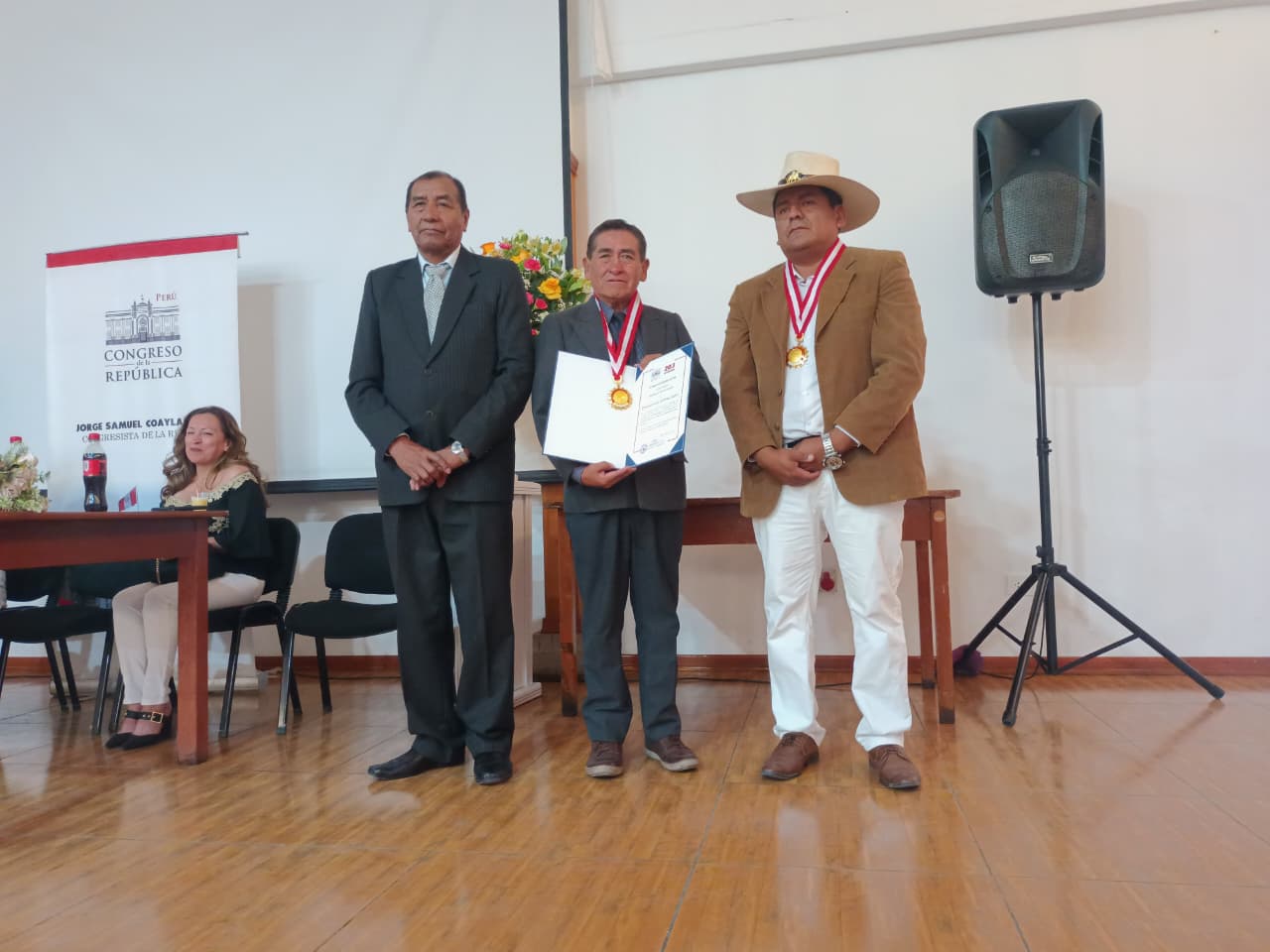 Trinquetes Políticos: Los compromisos con el nuevo gobierno 2 Reconocimiento Academia Amazonitas Fina Estampa Congresista Samuel Coayla 27102025 10 La Prensa Regional