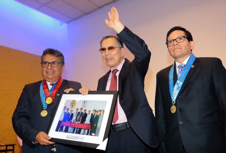 Mollendino Bernardino Rodríguez recibe dos reconocimientos en el Día del Periodista