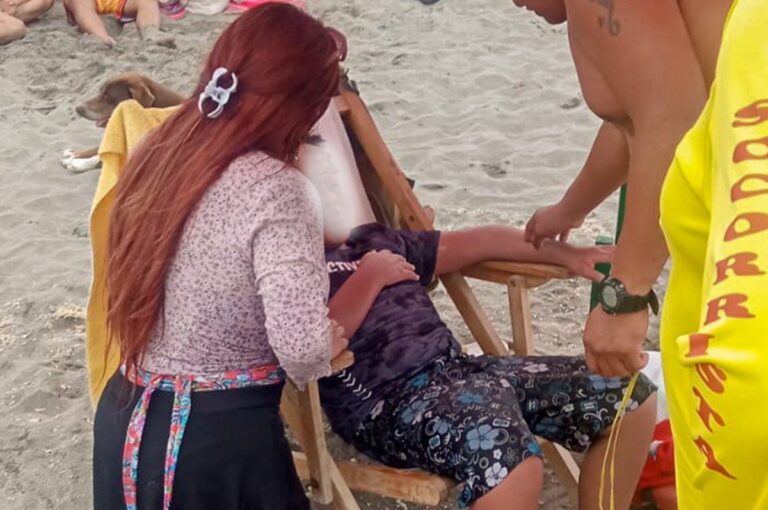 Rescatan a menor arrastrado por corriente marina en Mollendo