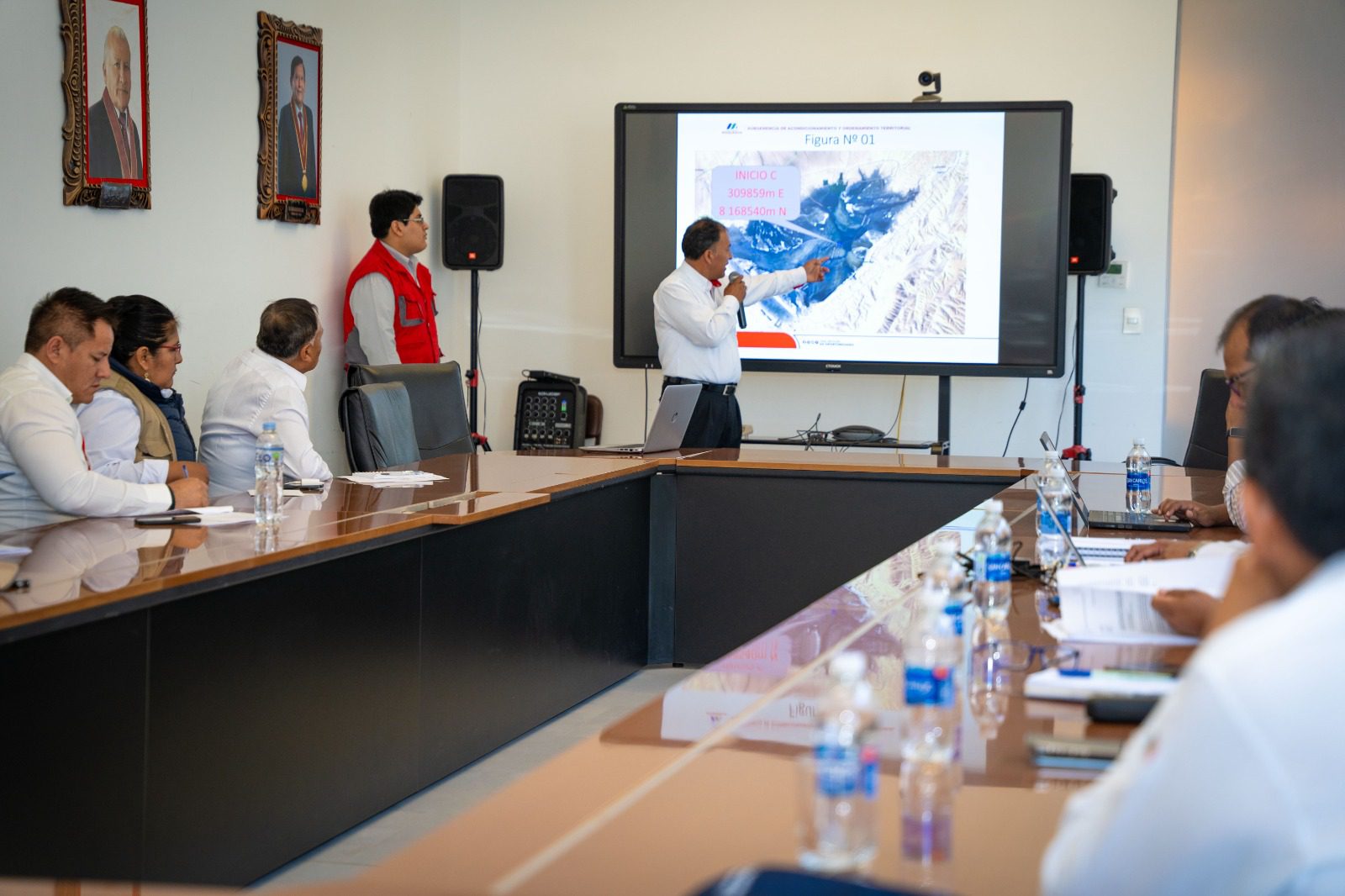 Autoridades acuerdan conformar comisión técnica para defender territorio moqueguano 1 Reunion de autoridades de Moquegua en defensa territorial caso Quebrada Honda y Pronunciamiento 2 La Prensa Regional