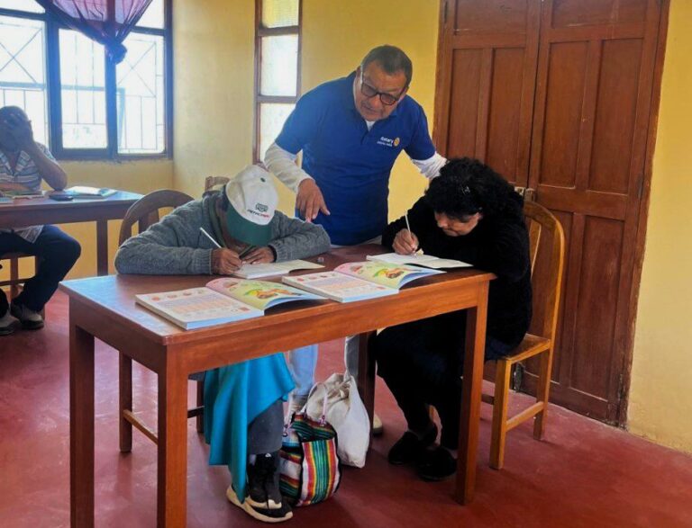 Rotary Club Mollendo impulsa programa de alfabetización para adultos mayores