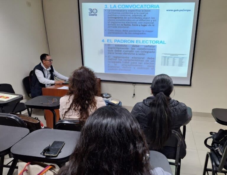 ONPE realiza sesiones informativas a organizaciones políticas en Moquegua