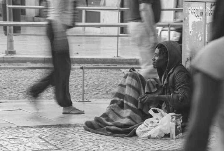 Sin hogar: Causas sistémicas y soluciones