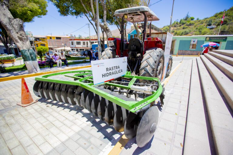 Southern Perú entrega implementos agrícolas a la Junta de Usuarios de Torata