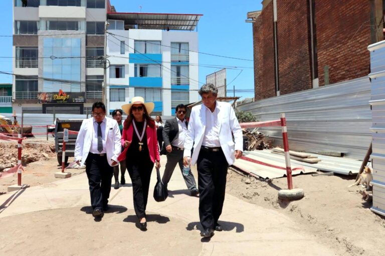Supervisan avance de obras en el Centro de Salud Matarani