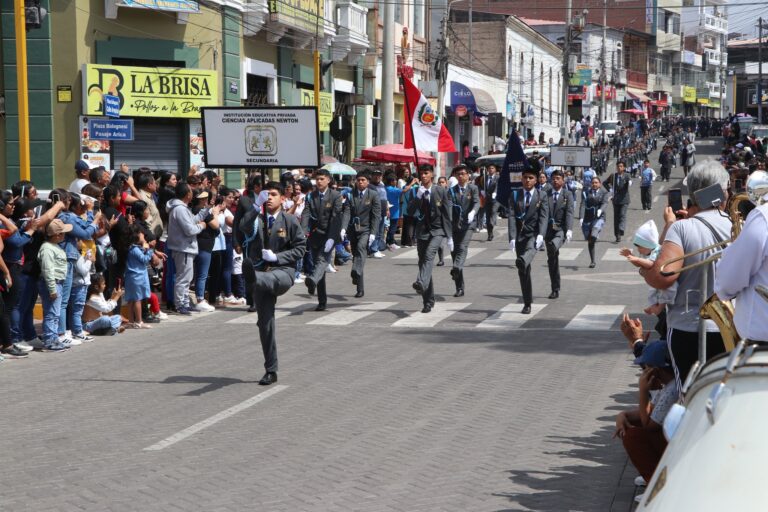 Tres colegios celebraron sus aniversarios en la Plaza Bolognesi