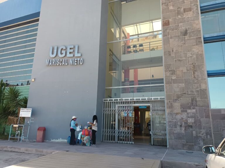 UGEL Mariscal Nieto minimizó descompensaciones en desfile escolar y entregó gallardete equivocado