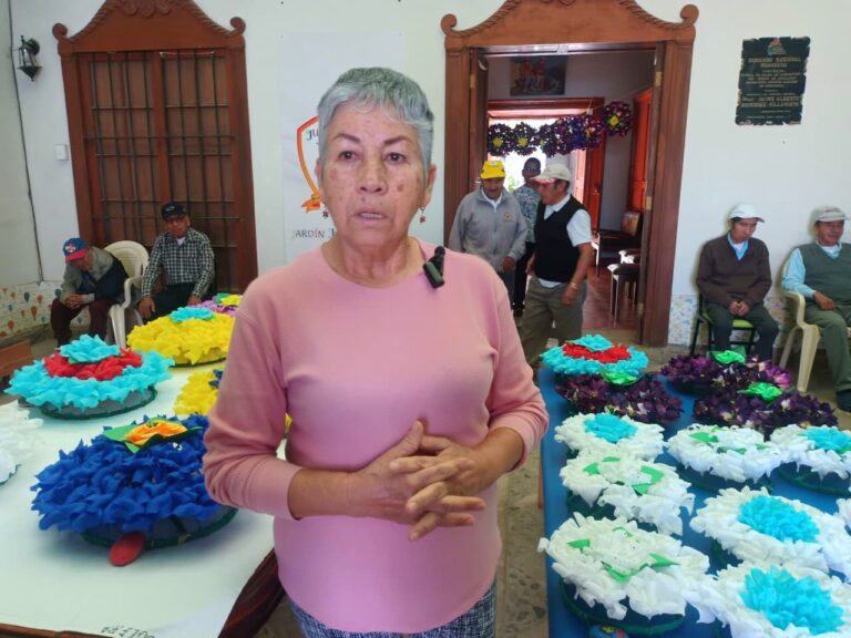 Hogar de Ancianos elabora y pone a la venta coronas florales por Todos los Santos