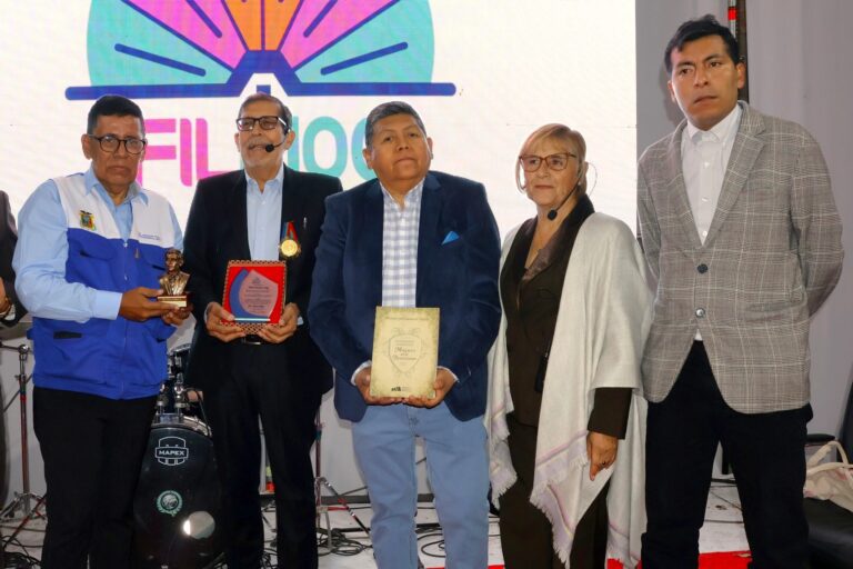 Víctor Casanova: “Diccionario Biográfico: Moquegua en el Bicentenario” en la FILMOQ