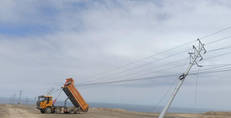 Volquete derribó poste y causó corte de energía en sectores de Ilo