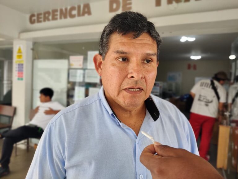 Sancionan a minivanes por embarque en vía pública