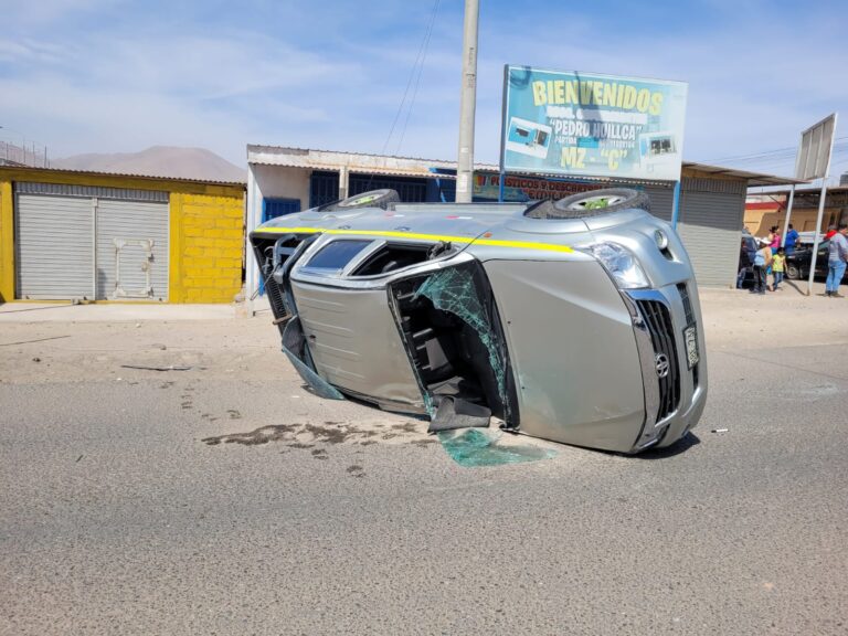 Tres heridos en violento choque y vuelco de camioneta en Pampa Inalámbrica