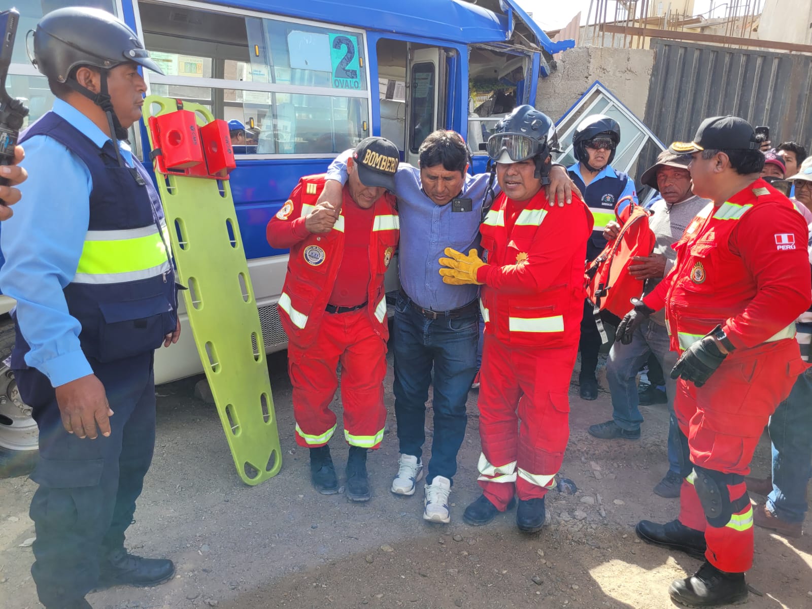 Violento choque dejó diez heridos en el AA.H. Siglo XXI de la Pampa Inalámbrica 5 Accidente transito combi Ilo Sur Z2J 724 camioneta Z5E 544 10 heridos Pampa Inalambrica ILO 04112025 10 La Prensa Regional