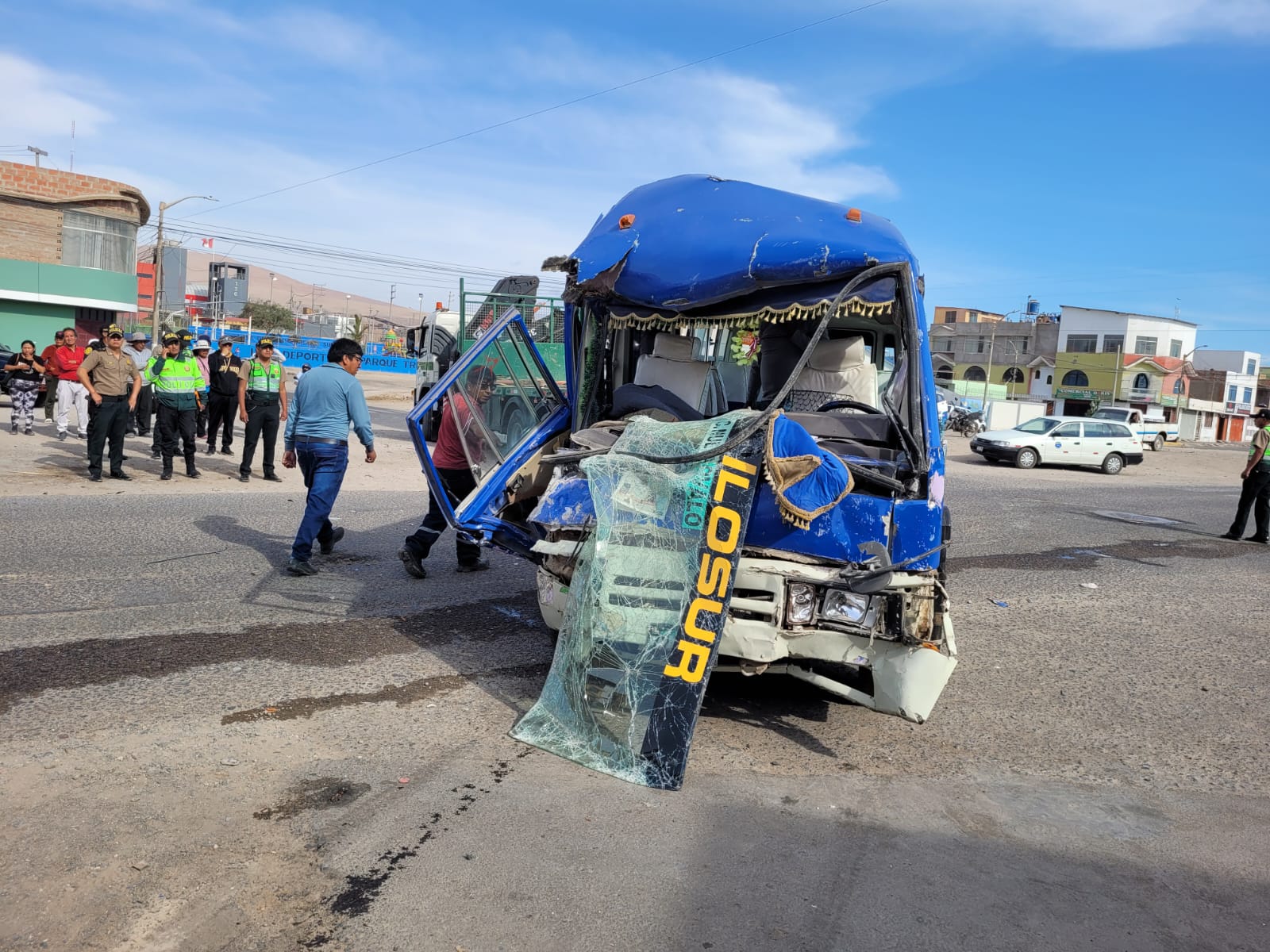 Violento choque dejó diez heridos en el AA.H. Siglo XXI de la Pampa Inalámbrica 1 Accidente transito combi Ilo Sur Z2J 724 camioneta Z5E 544 10 heridos Pampa Inalambrica ILO 04112025 2 La Prensa Regional