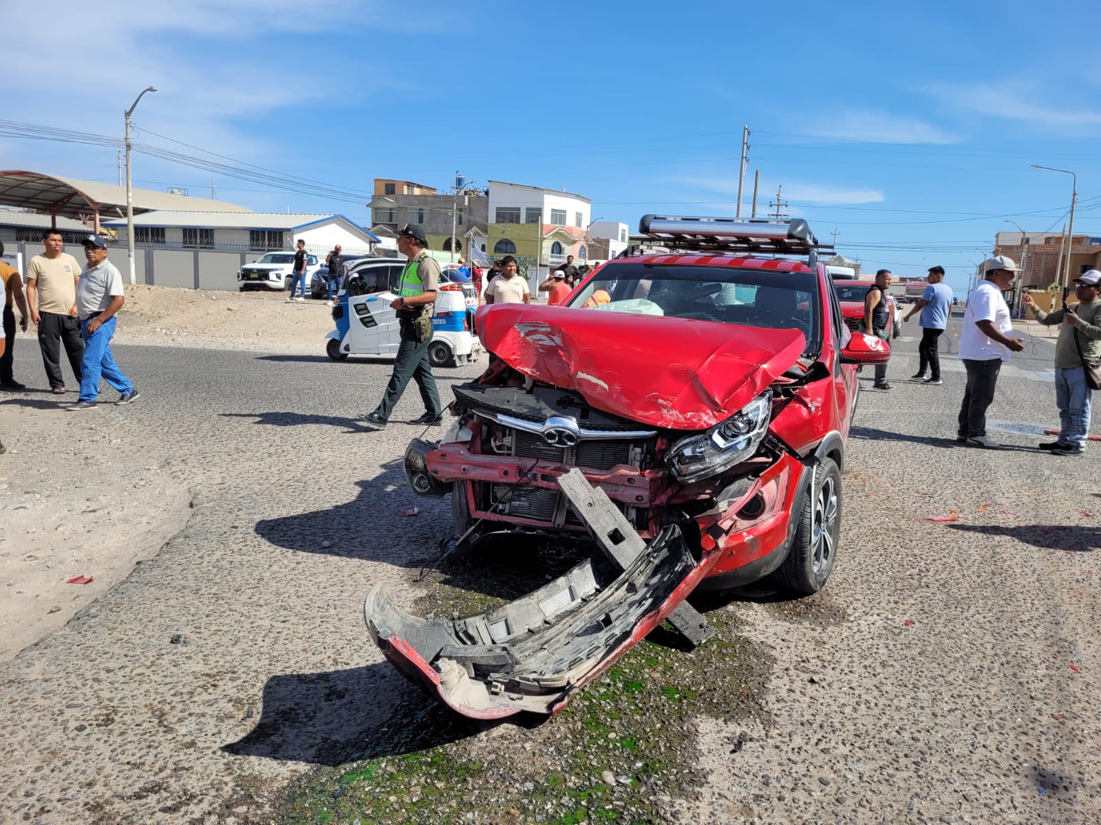 Violento choque dejó diez heridos en el AA.H. Siglo XXI de la Pampa Inalámbrica 2 Accidente transito combi Ilo Sur Z2J 724 camioneta Z5E 544 10 heridos Pampa Inalambrica ILO 04112025 27 La Prensa Regional