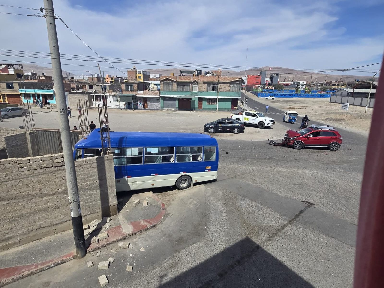 Violento choque dejó diez heridos en el AA.H. Siglo XXI de la Pampa Inalámbrica 3 Accidente transito combi Ilo Sur Z2J 724 camioneta Z5E 544 10 heridos Pampa Inalambrica ILO 04112025 31 La Prensa Regional