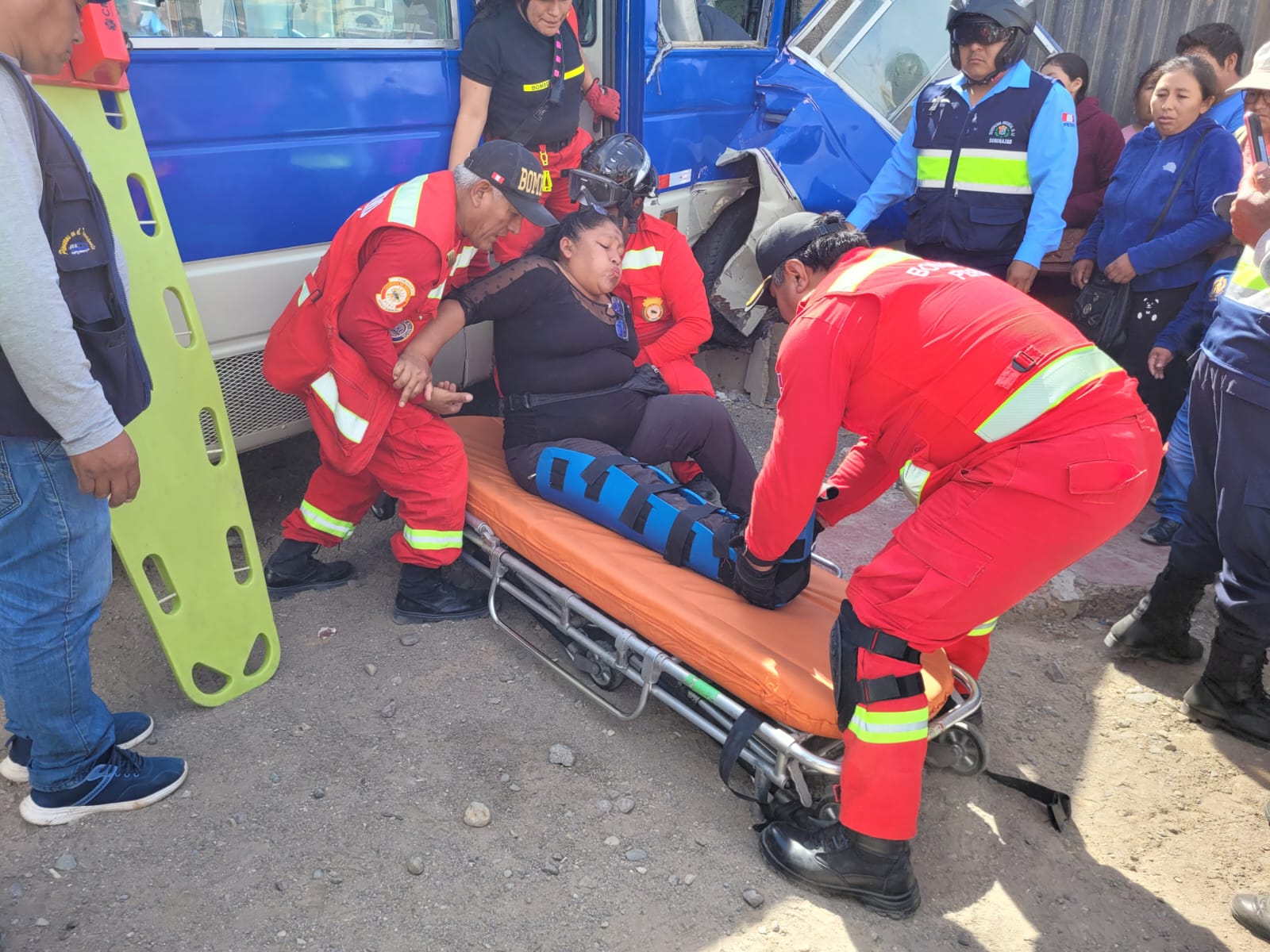 Violento choque dejó diez heridos en el AA.H. Siglo XXI de la Pampa Inalámbrica 4 Accidente transito combi Ilo Sur Z2J 724 camioneta Z5E 544 10 heridos Pampa Inalambrica ILO 04112025 8 La Prensa Regional