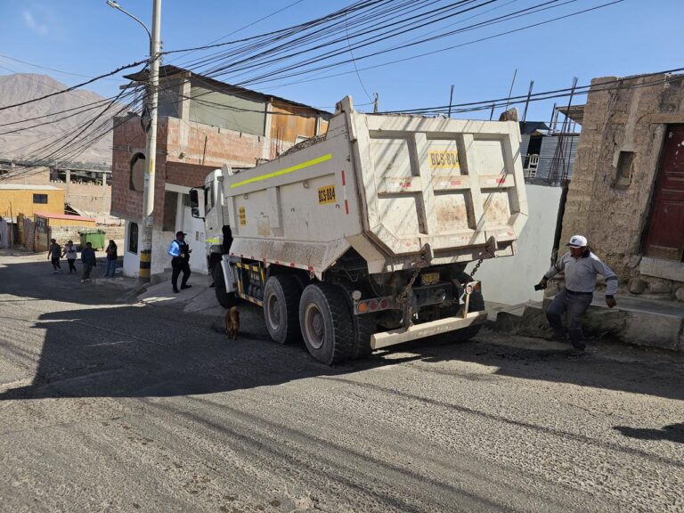 Camión pierde el control y se empotra contra vivienda