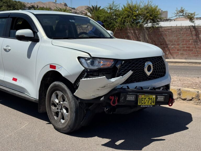 Auto y camioneta colisionaron en el Malecón Ribereño