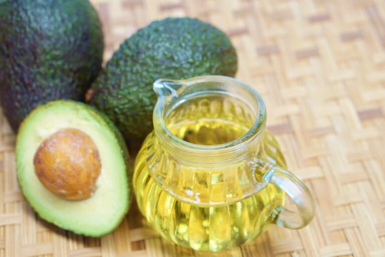 Agricultores de Torata aprenden a transformar palta de descarte en aceite