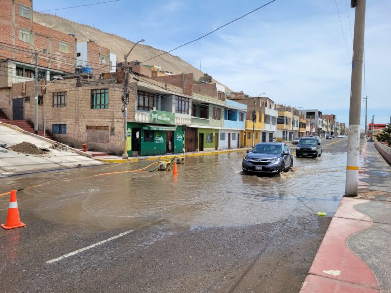 Rotura de tubería provoca gran aniego en la vía central de la UPIS Miramar 