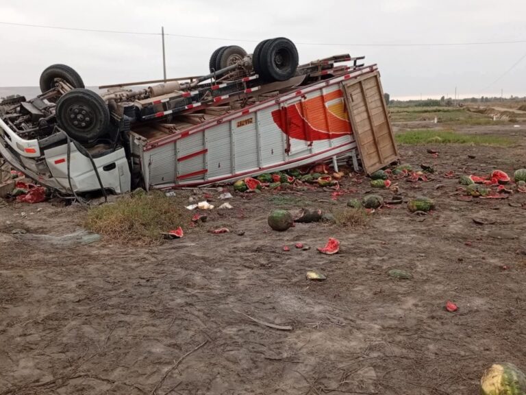Camión cargado de sandías vuelca en la rotonda de La Curva, Deán Valdivia