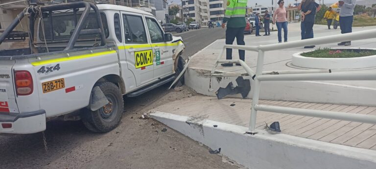 Ilo: Camioneta de empresa tecnológica impacta contra vehículo estacionado en el malecón costero