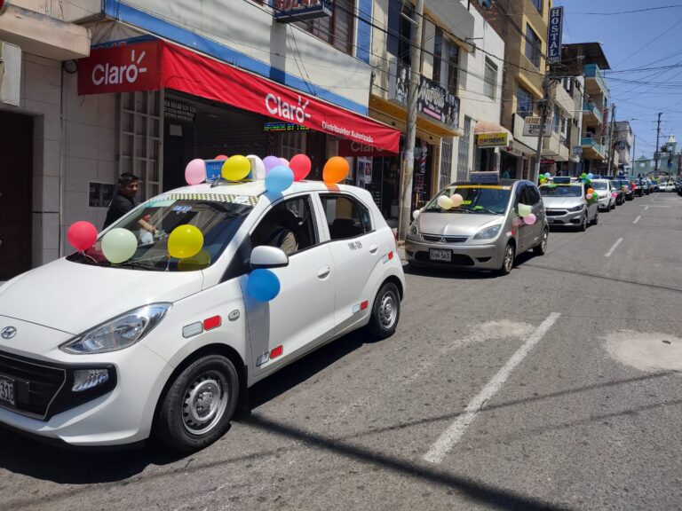 Choferes de Mollendo celebran 100 años de su sindicato con caravana