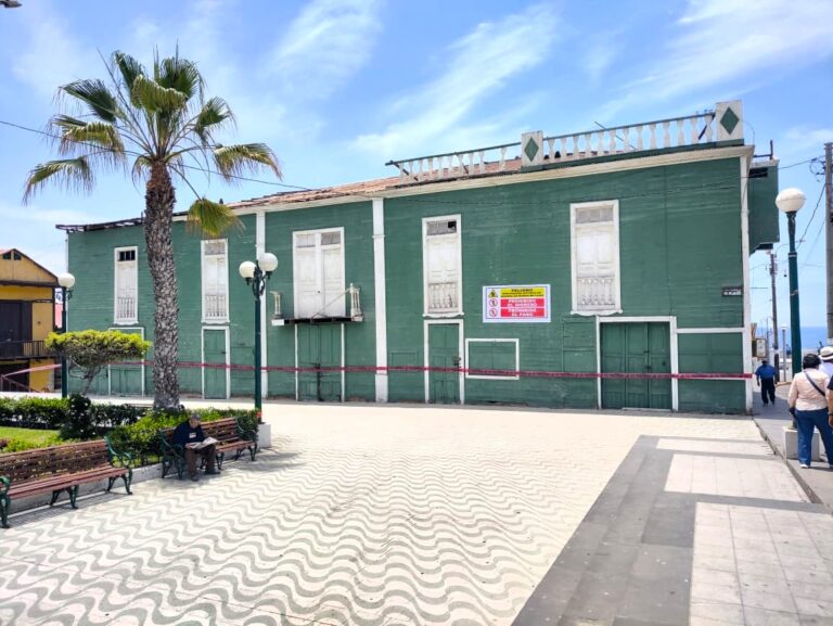 Bomberos colocan letreros disuasivos en el ex cine Teatro por riesgo de colapso