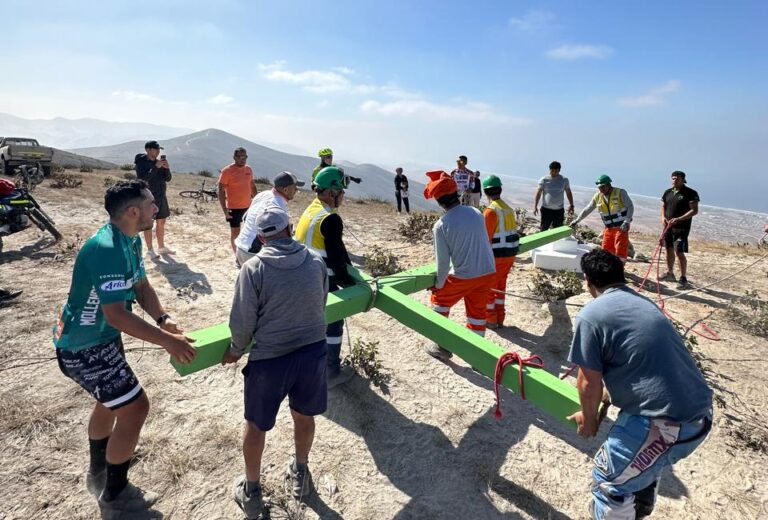 Mollendinos reinstalan la Cruz de Palo tras trabajos de mantenimiento