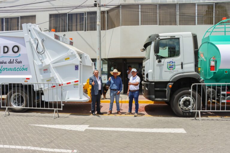 Municipalidad Provincial de Islay entrega cisterna y compactador por S/1.2 millones