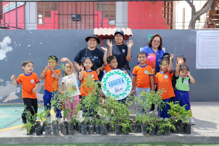 Niños reciben plantones para promover educación ambiental
