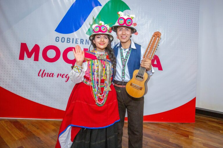 Pareja moqueguana representará al Perú en la India con el tradicional Sarawja