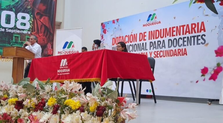 Entregan más de 2,800 kits de indumentaria para docentes