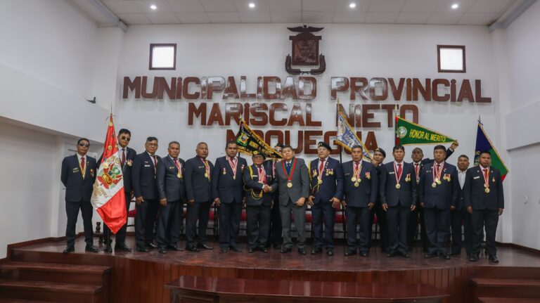 Imponen medalla a la Bandera de Guerra de la Asociación Defensores de la Democracia del Perú