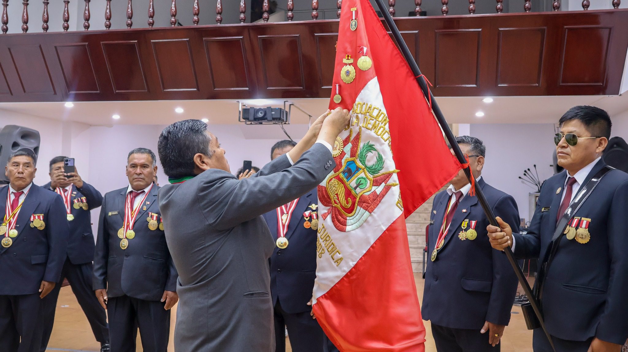 Imponen medalla a la Bandera de Guerra de la Asociación Defensores de la Democracia del Perú 1 Imponen medalla a la Bandera de Guerra de la Asociacion Defensores de la Democracia del Peru MPMN 24112025 2 La Prensa Regional