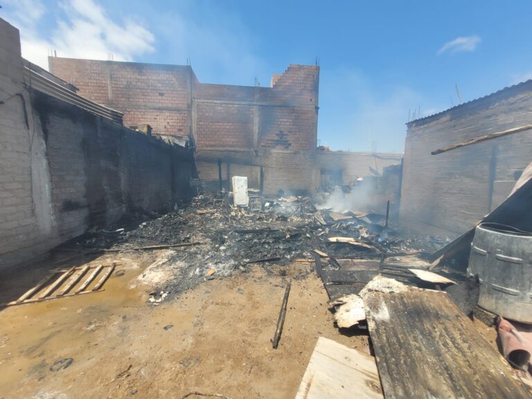 Incendio consume vivienda en Pampa Inalámbrica y deja a familia sin nada