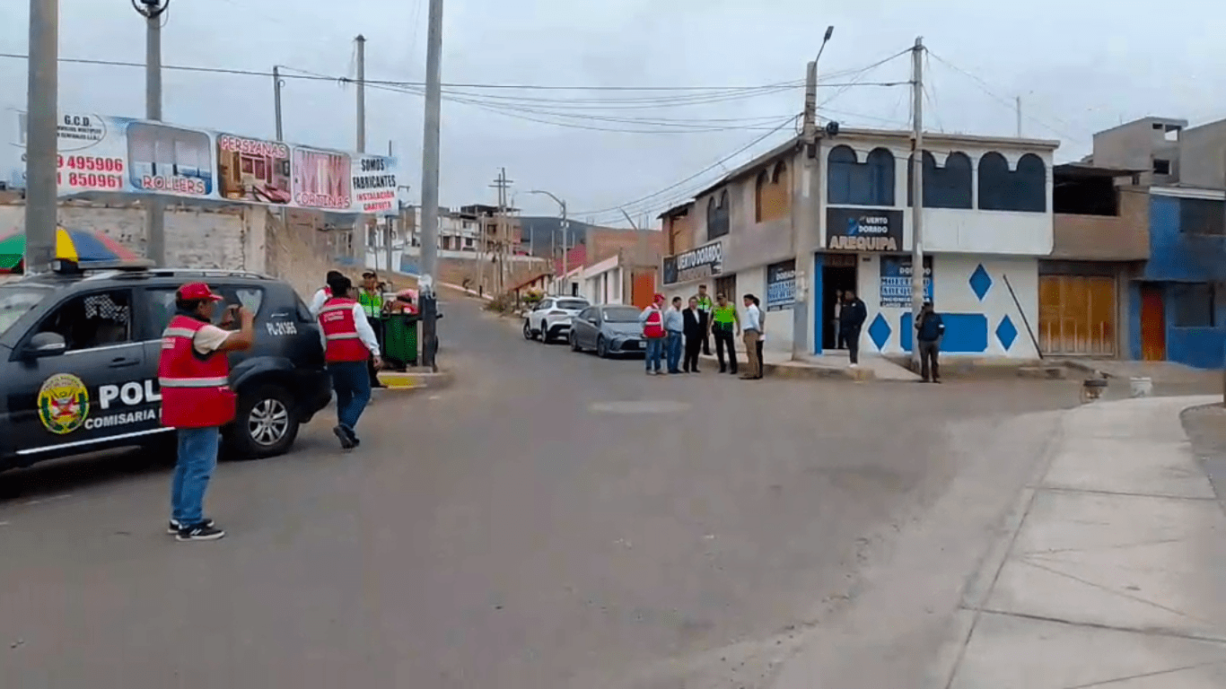 Puente Santa Rosa: minivanes representan un riesgo inminente, advierte la MPI 1 Inspeccion autoridades paradero informal minivanes Mollendo 07112025 2 La Prensa Regional