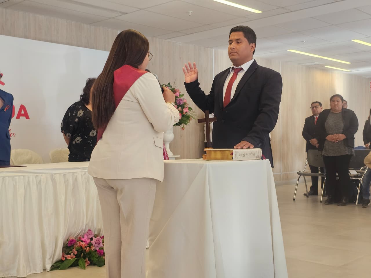 Reciben credenciales: nuevo vicegobernador y consejero juramentaron en Moquegua 1 Juramentacion del nuevo vicegobernador y consejero regional del GORE Moquegua 06112025 2 Angelo Quilco Flores La Prensa Regional