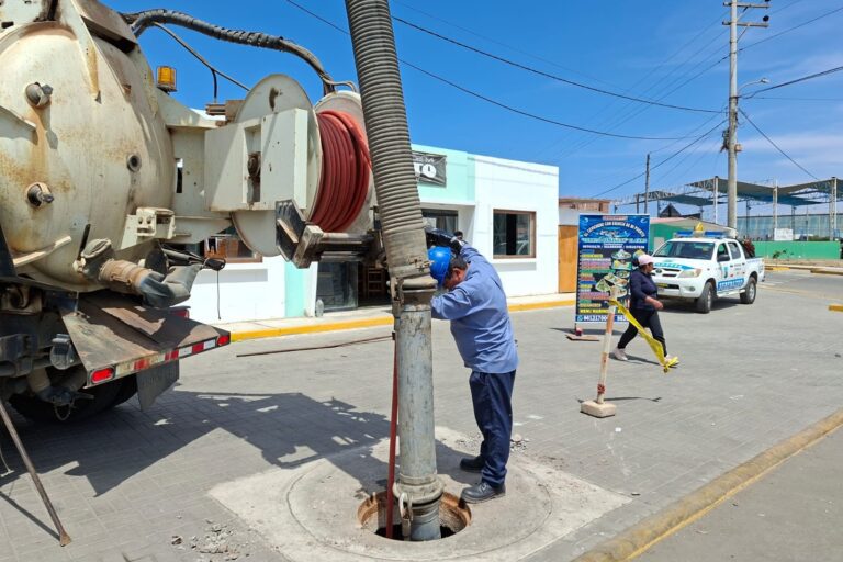 Limpian redes de alcantarillado en Villa El Pescador