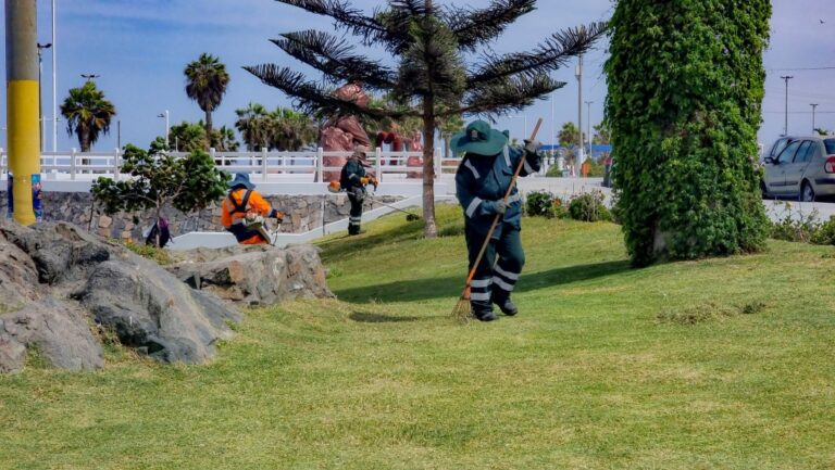 Refuerzan limpieza en el malecón costero ante incremento de visitantes