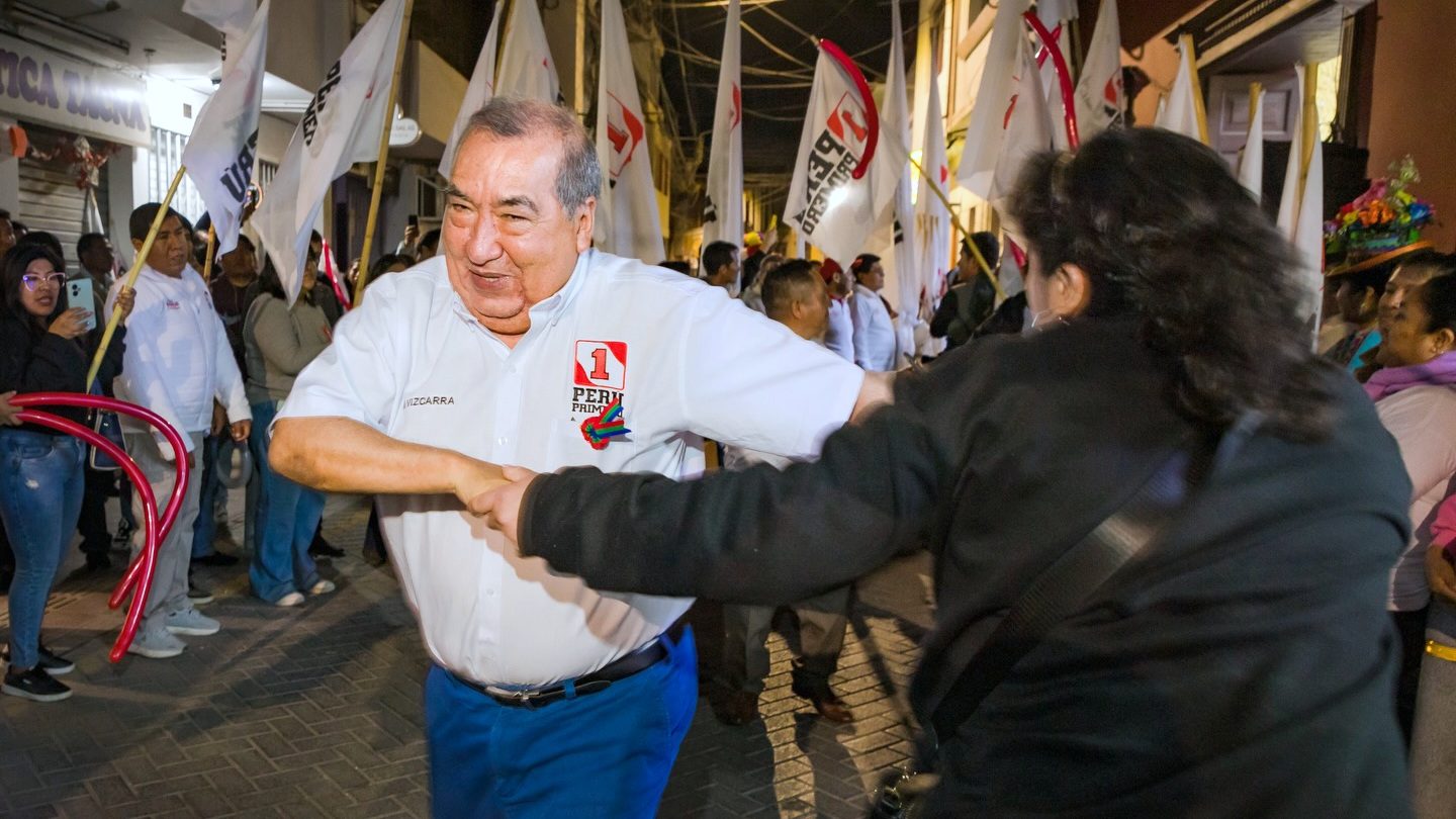 Mario Vizcarra plantea legalizar la marihuana y cocaína en polémica entrevista 1 Mario Vizcarra en entrevista con Pedro Salinas 2 Mario Vizcarra 22112025 La Prensa Regional