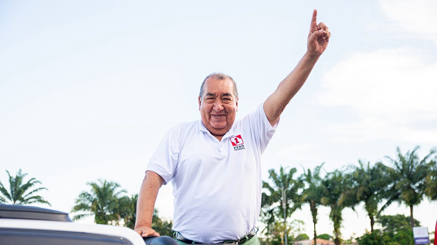 Mario Vizcarra plantea legalizar la marihuana y cocaína en polémica entrevista 2 Mario Vizcarra en entrevista con Pedro Salinas 3 Mario Vizcarra 27112025 La Prensa Regional